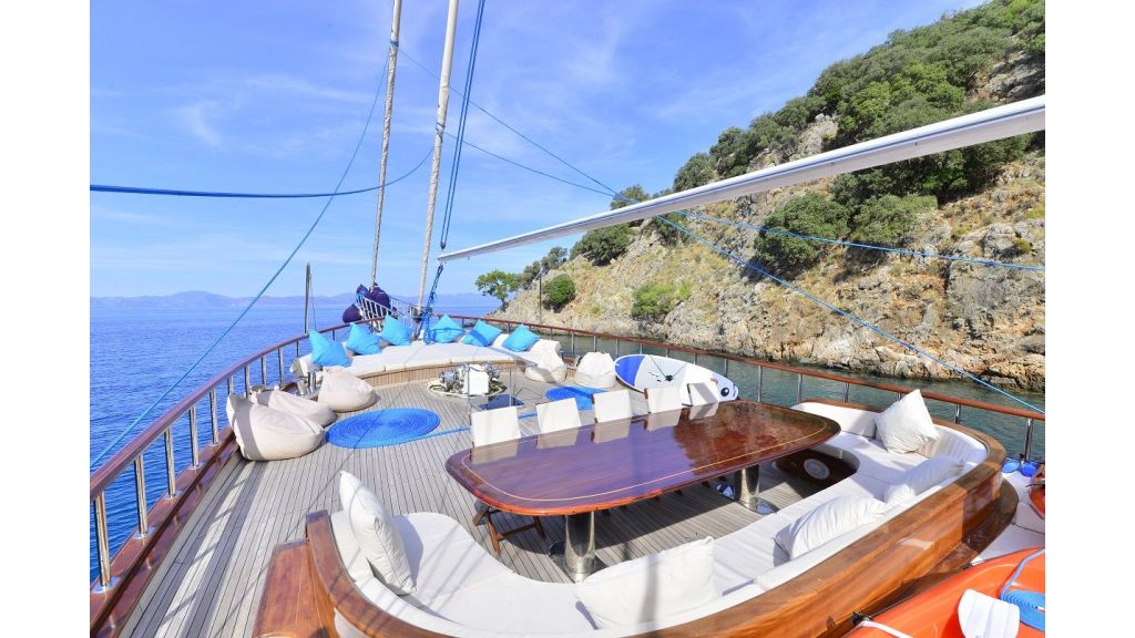 Lycian Queen bow lounge