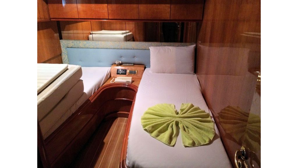 Custom Line Fiberglass GRP Motoryacht (19)