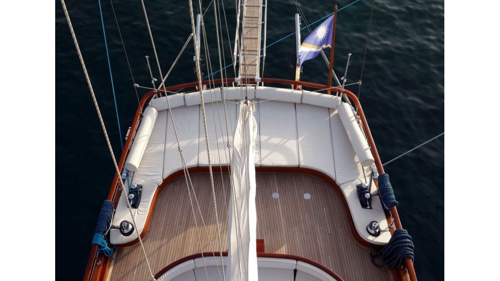 Luxury-Motor-Sailor-(18)