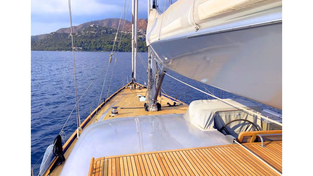 Luxury-Sailing-Yacht-for-Sale (6)