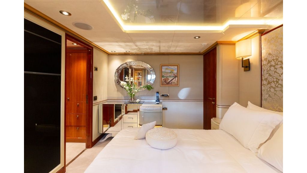 Luxury motor yacht Il Sole (20)