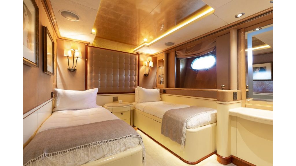 Luxury motor yacht Il Sole (23)