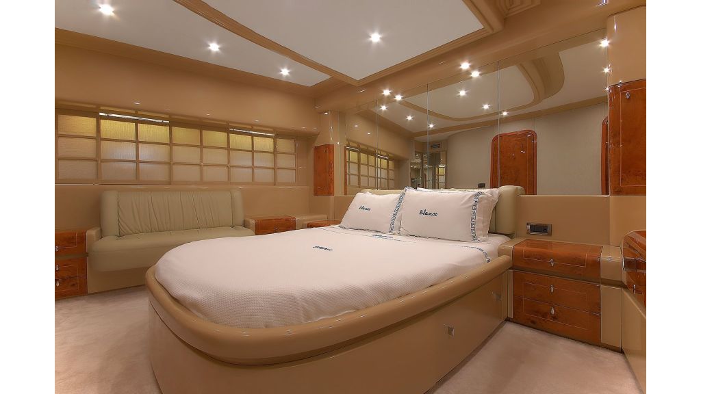 Blanco Luxury Motor Yacht (10)