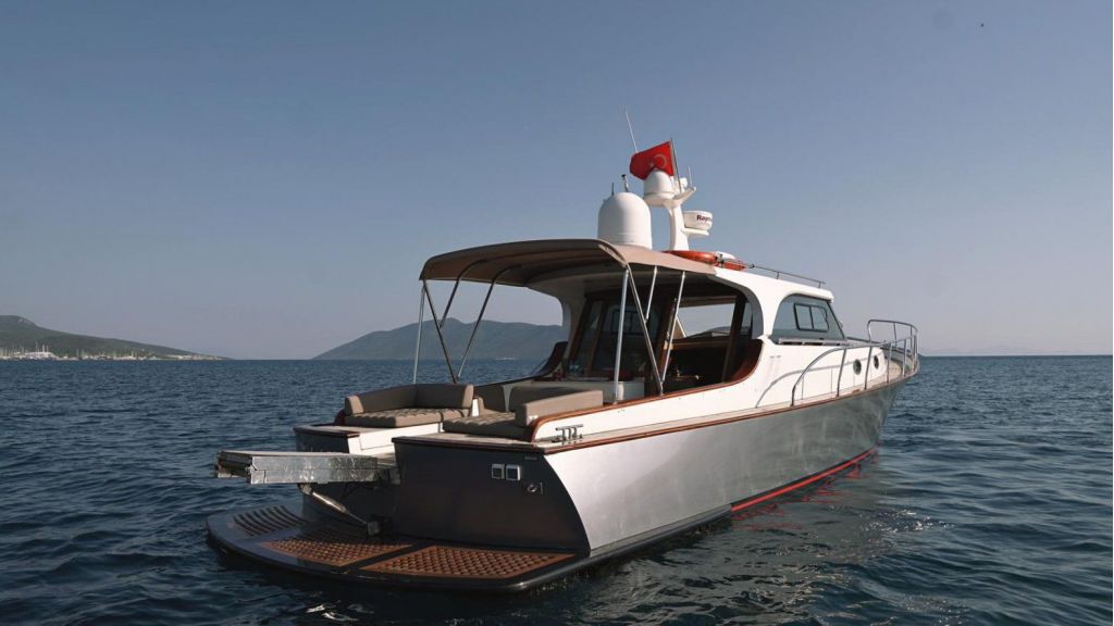 beautiful lobster motor yacht (3)