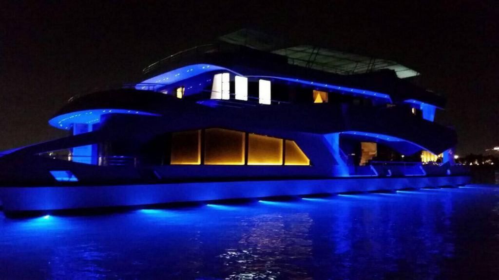 Luxury Floating House (25)