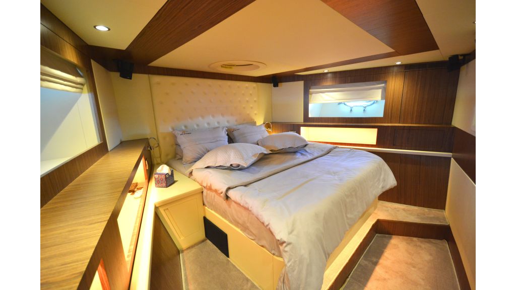 goldfinger-motor-yacht-double-cabin (2)
