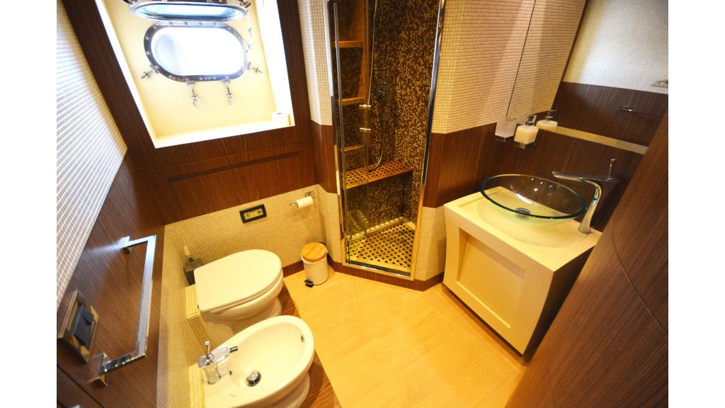 goldfinger-motor-yacht-twin-cabin (3)