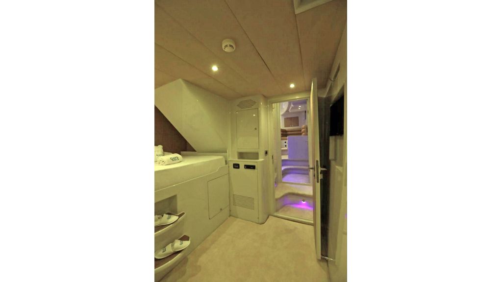 Klas luxury power catamaran (24)