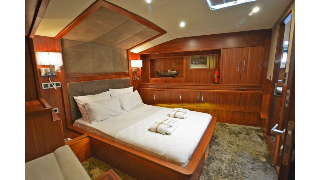 Eloa sailing yacht cabins (10)