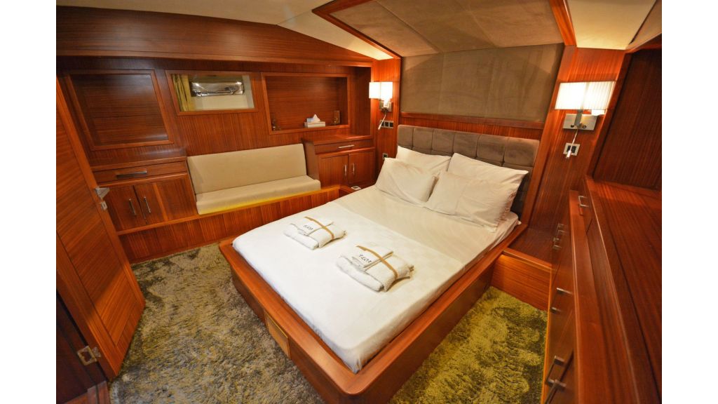 Eloa sailing yacht cabins (5)