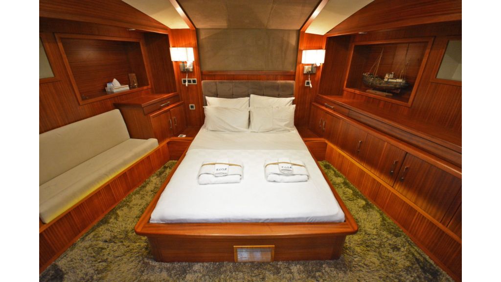 Eloa sailing yacht cabins (8)