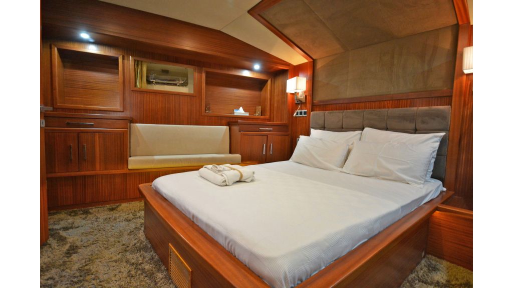 Eloa sailing yacht cabins master (13)