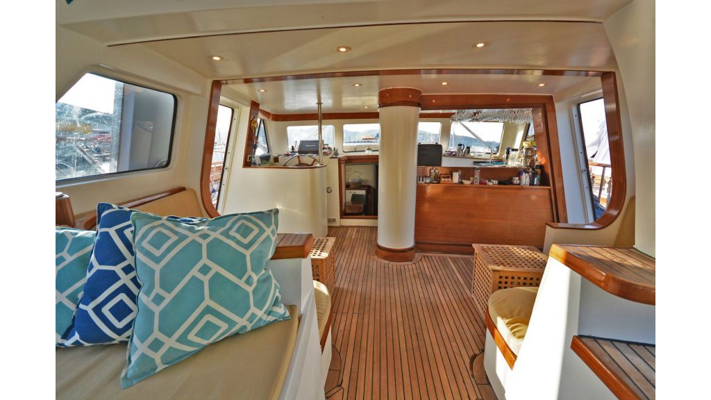 eloa sailing yacht saloon (1)