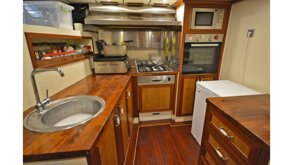 sailing yacht for sale kitchen (1)