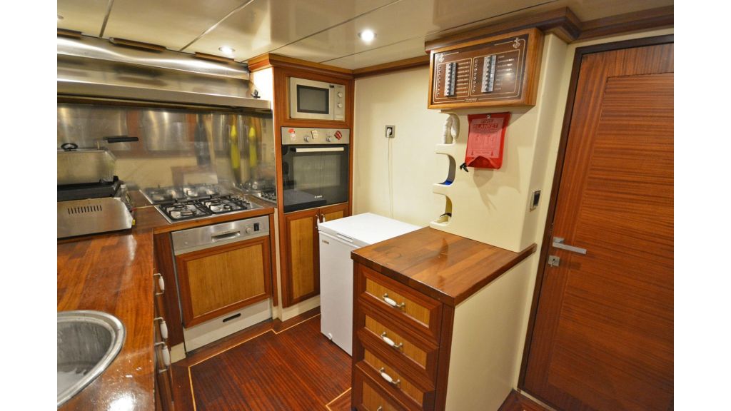 sailing yacht for sale kitchen (4)