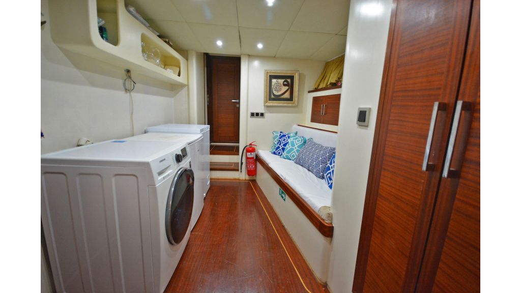 sailing yacht for sale laundry (1)
