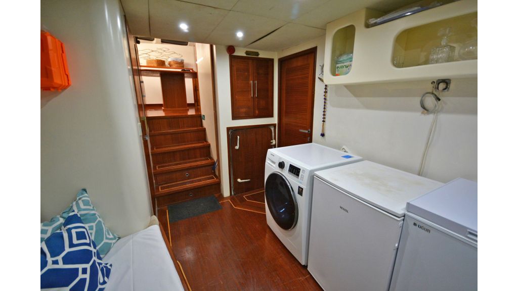 sailing yacht for sale laundry (3)