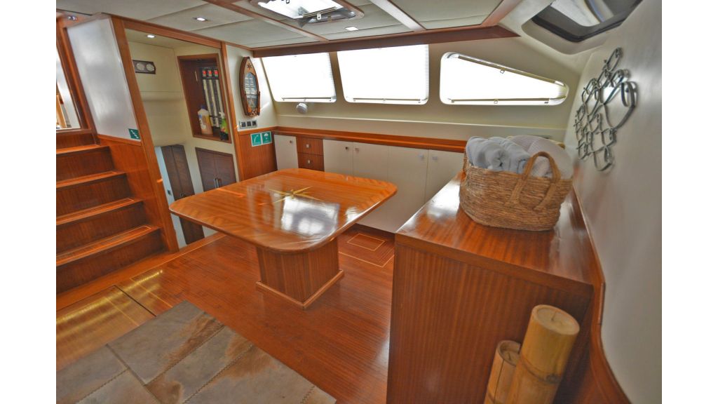 sailing yacht for sale saloon (1)