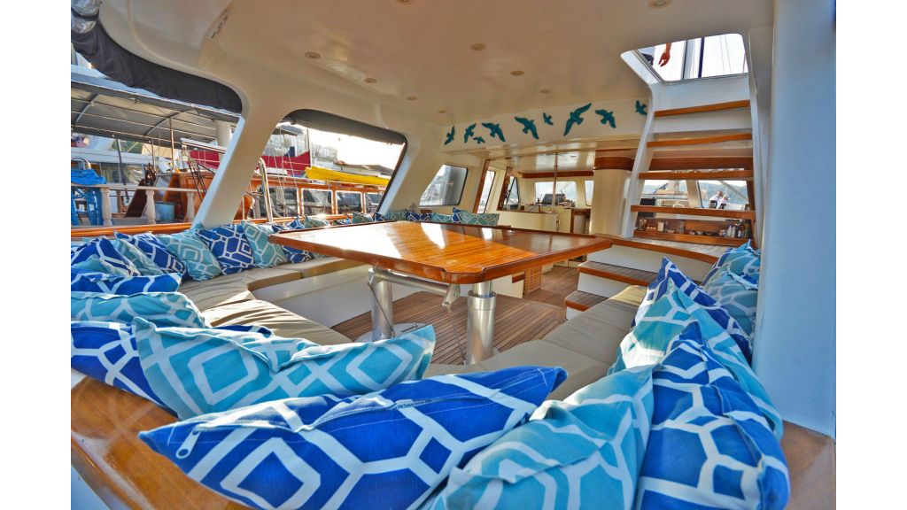 sailing yacht for sale sofa (3)