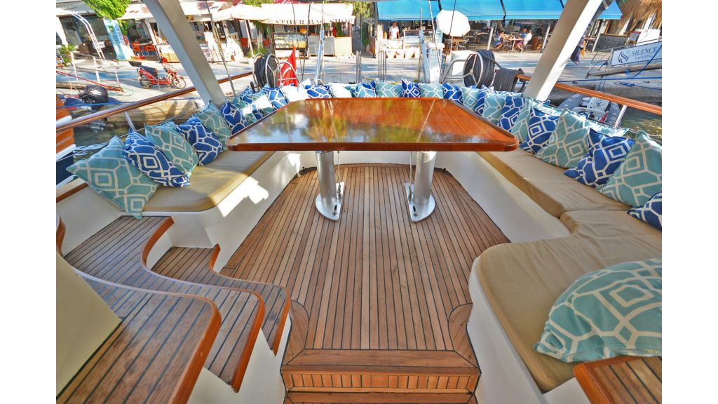 sailing yacht for sale sofa (4)