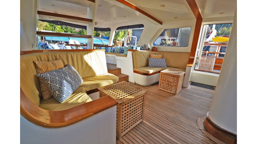sailing yacht for sale sofa (5)