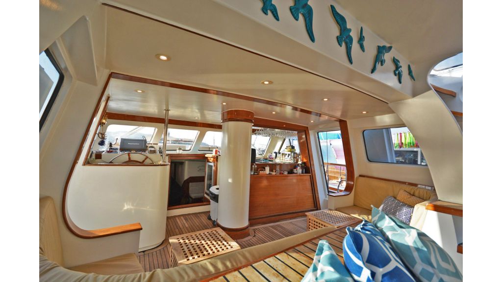sailing yacht for sale sofa (6)