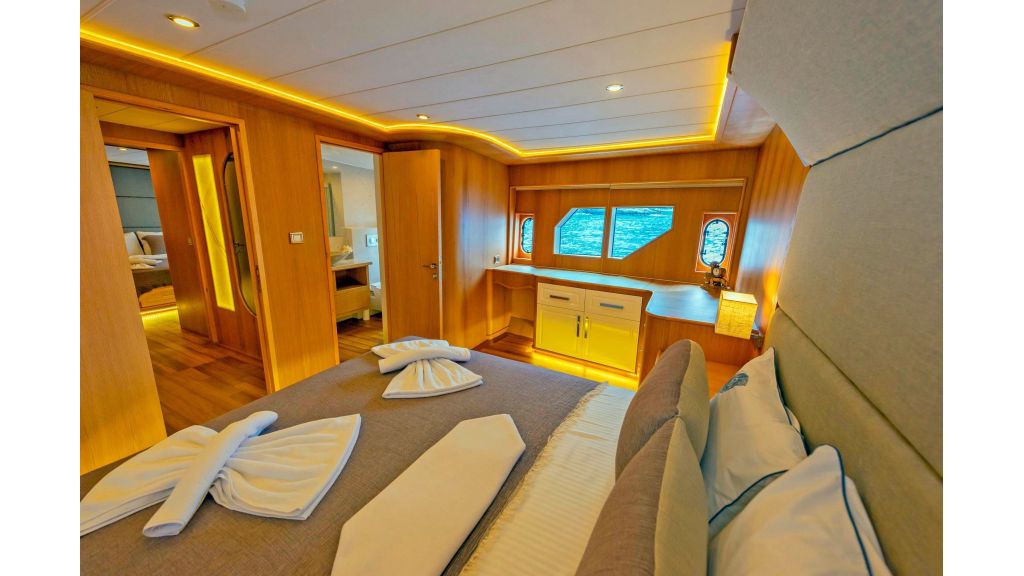 26m-trawler-yacht-for-sale (30)