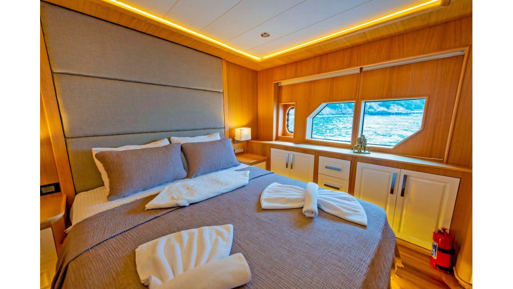 26m-trawler-yacht-for-sale (41)