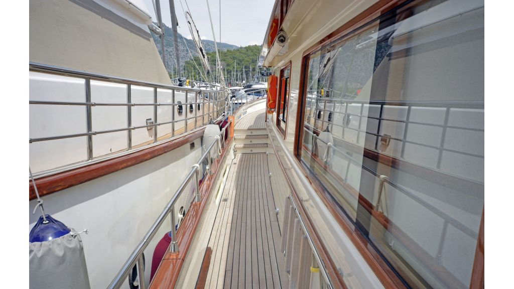 Classic Trawler Yacht 2 (18)