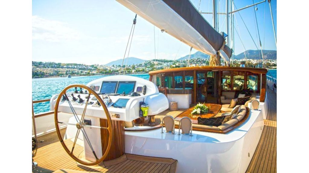 40M Transom Sailing Yacht (24)