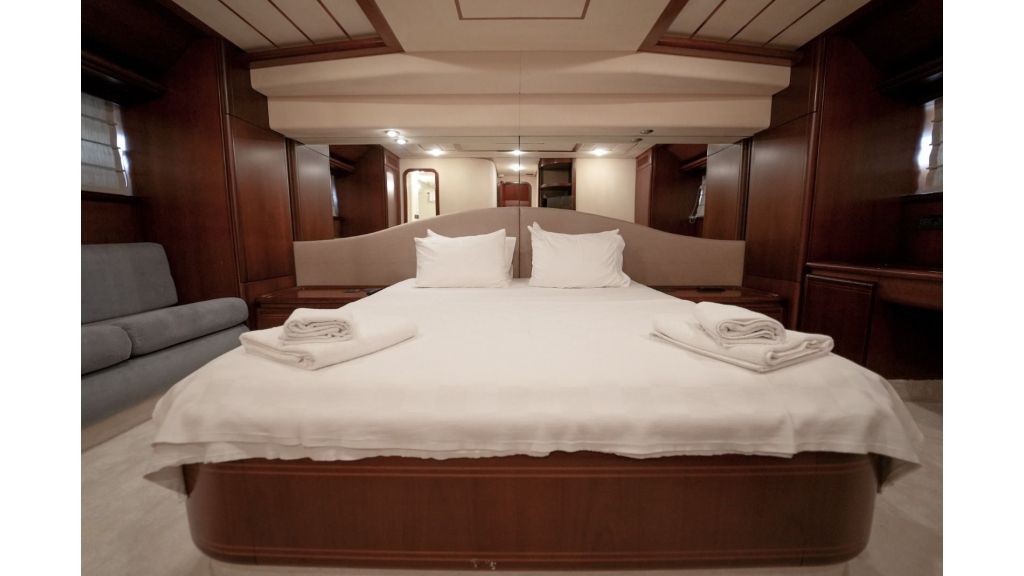 FERRETTI 80 (13)