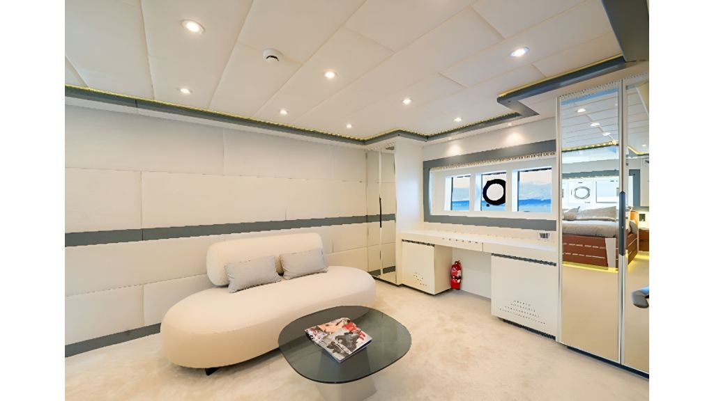 Motoryacht Alessandro, Motoryacht Alessandro, Bar on the Flybridge: Indulge in refreshing cocktails from the bar, located conveniently on the flybridge, and let the ocean breeze elevate your experience