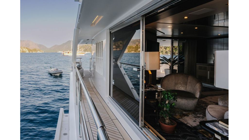 Charisma Motor Yacht (525)