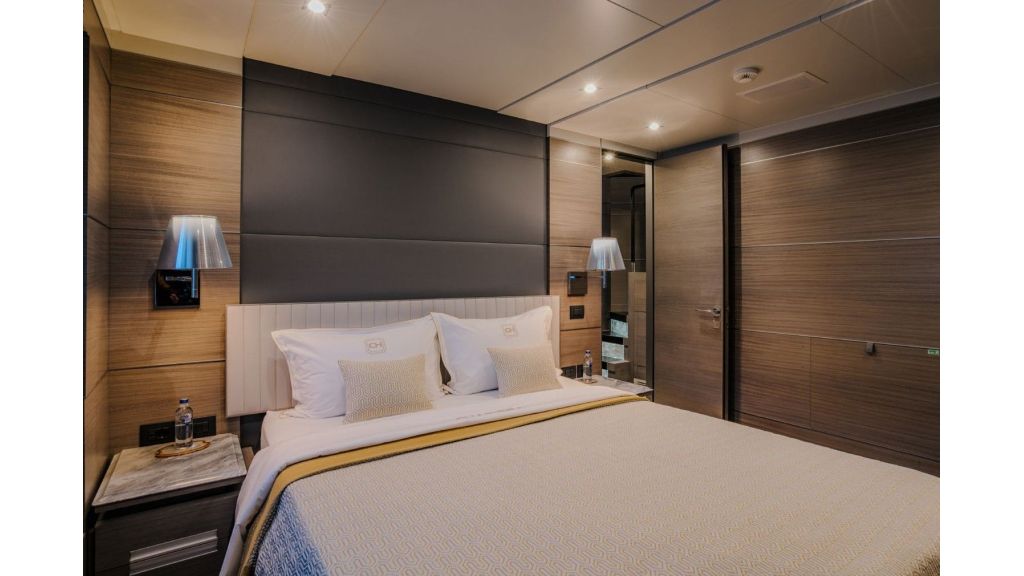 Charisma Motor Yacht (533)