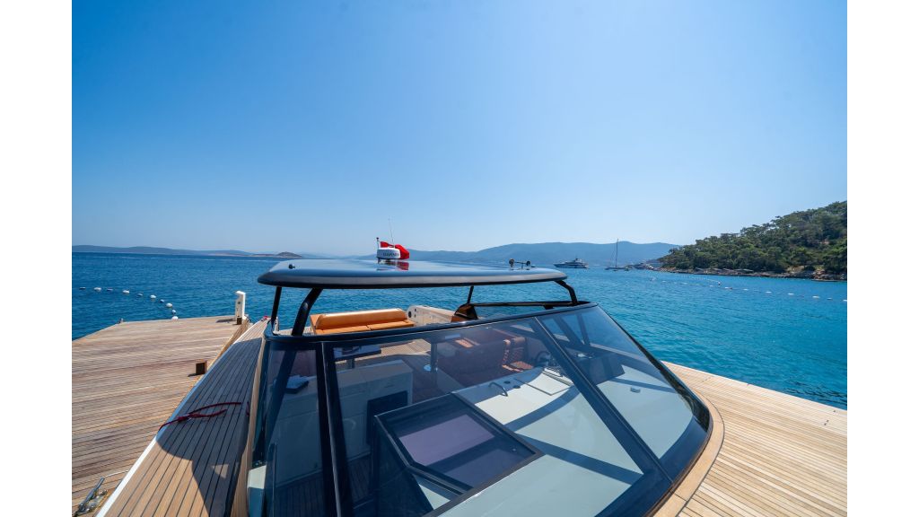 Phantom Motor Yacht (825)