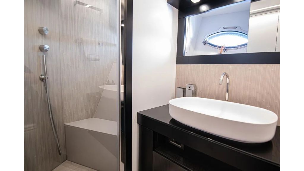 2021 Pershing 9X (448)