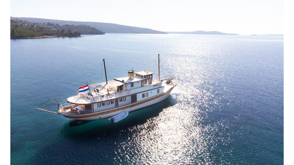 Classic Motor Yacht Gallant (002) master