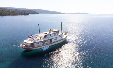 Classic Motor Yacht Gallant (002) master