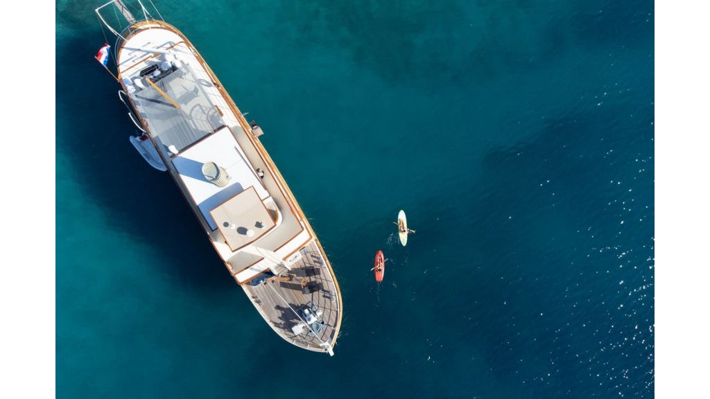 Classic Motor Yacht Gallant (004)