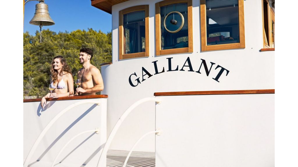 Classic Motor Yacht Gallant (008)