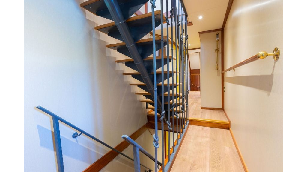 Classic Motor Yacht Gallant (013)