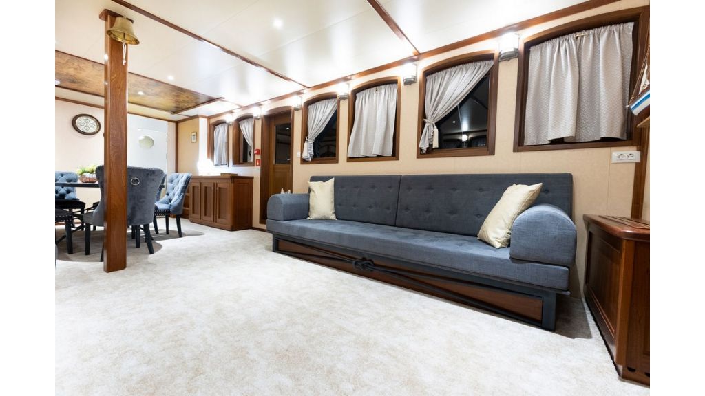 Classic Motor Yacht Gallant (024)