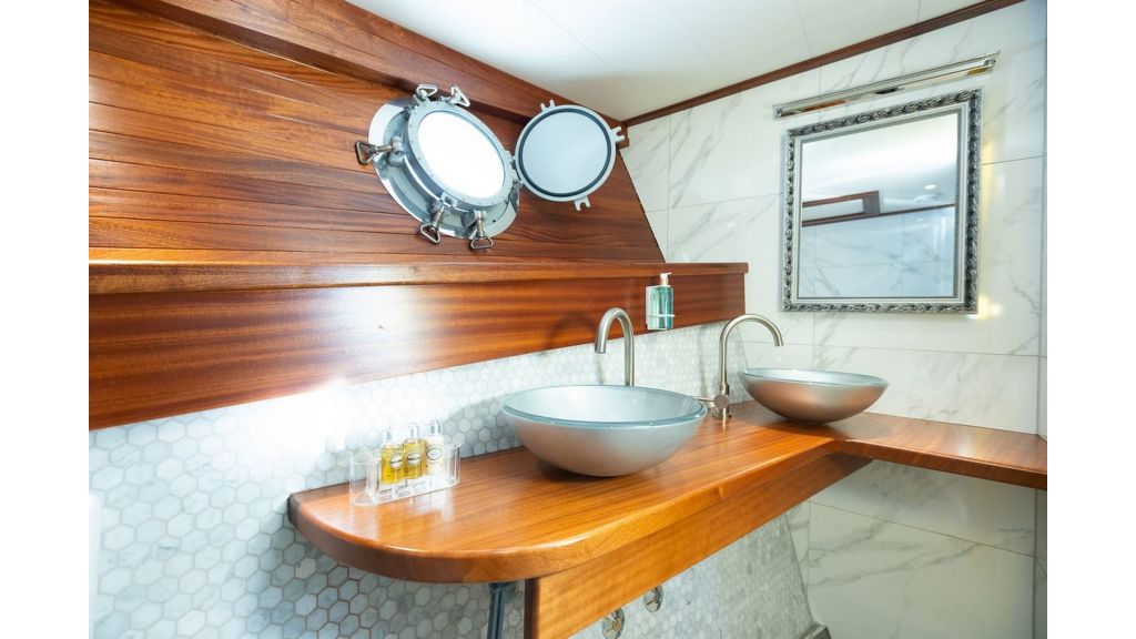 Classic Motor Yacht Gallant (025)