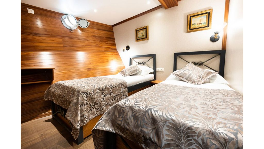 Classic Motor Yacht Gallant (033)