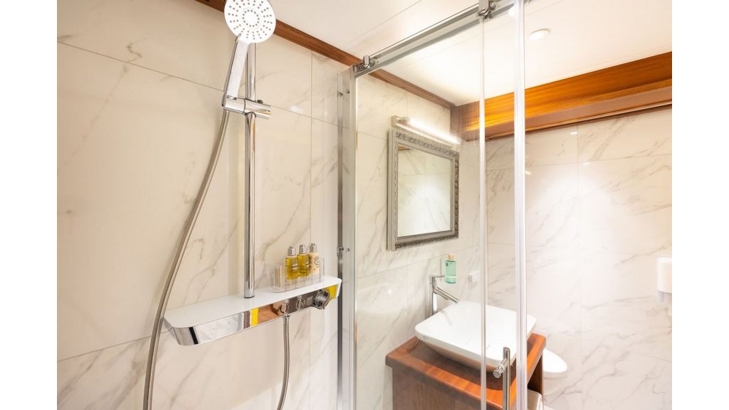 Classic Motor Yacht Gallant (036)