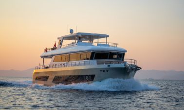 Bay CF Motoryacht Charter master